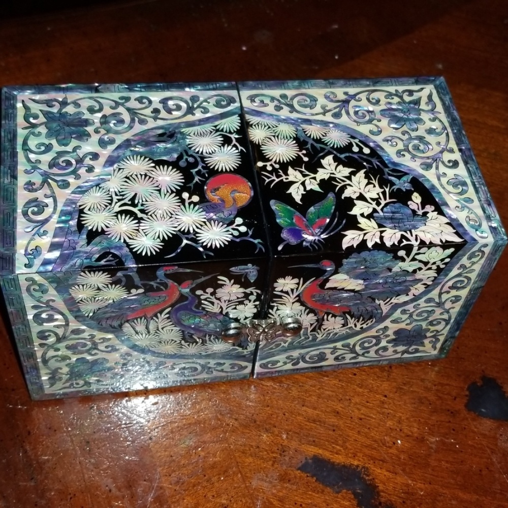 Jewelry box